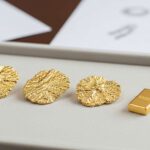 pepitas de ouro e barra de ouro